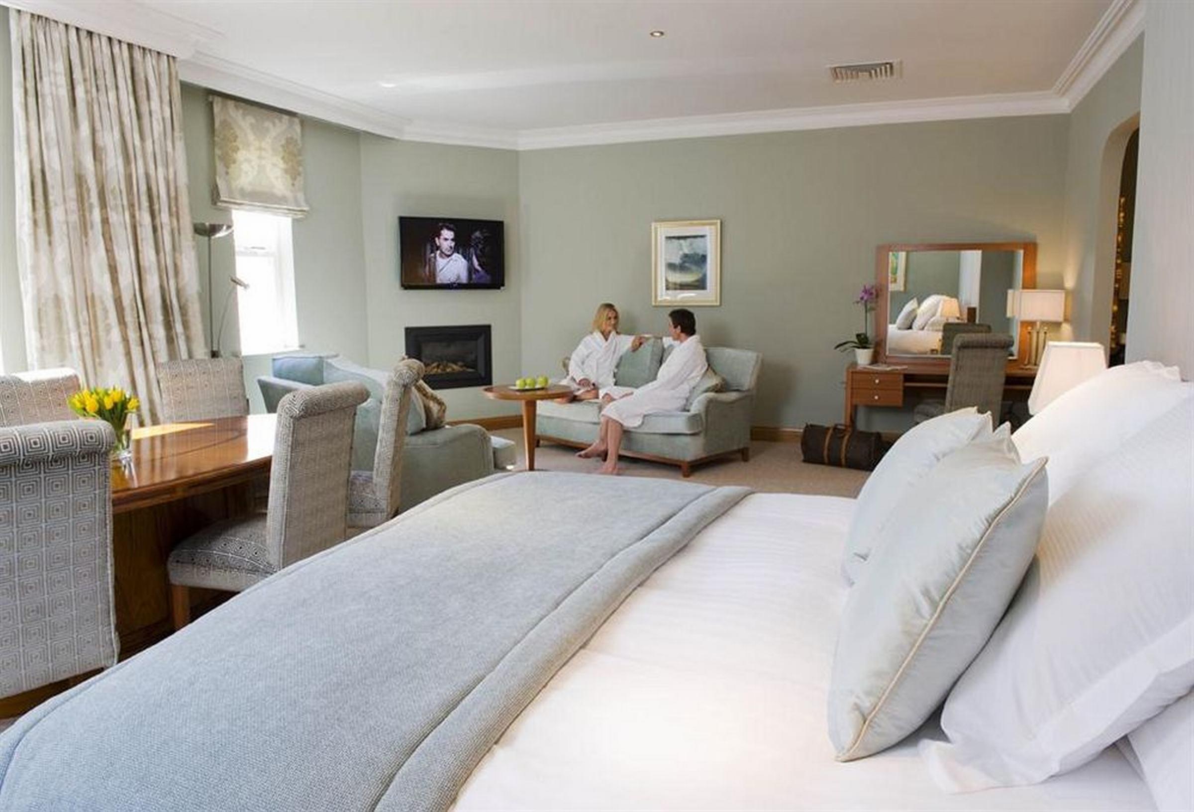 The Culloden Estate And Spa Holywood  Quarto foto A suite at the hotel