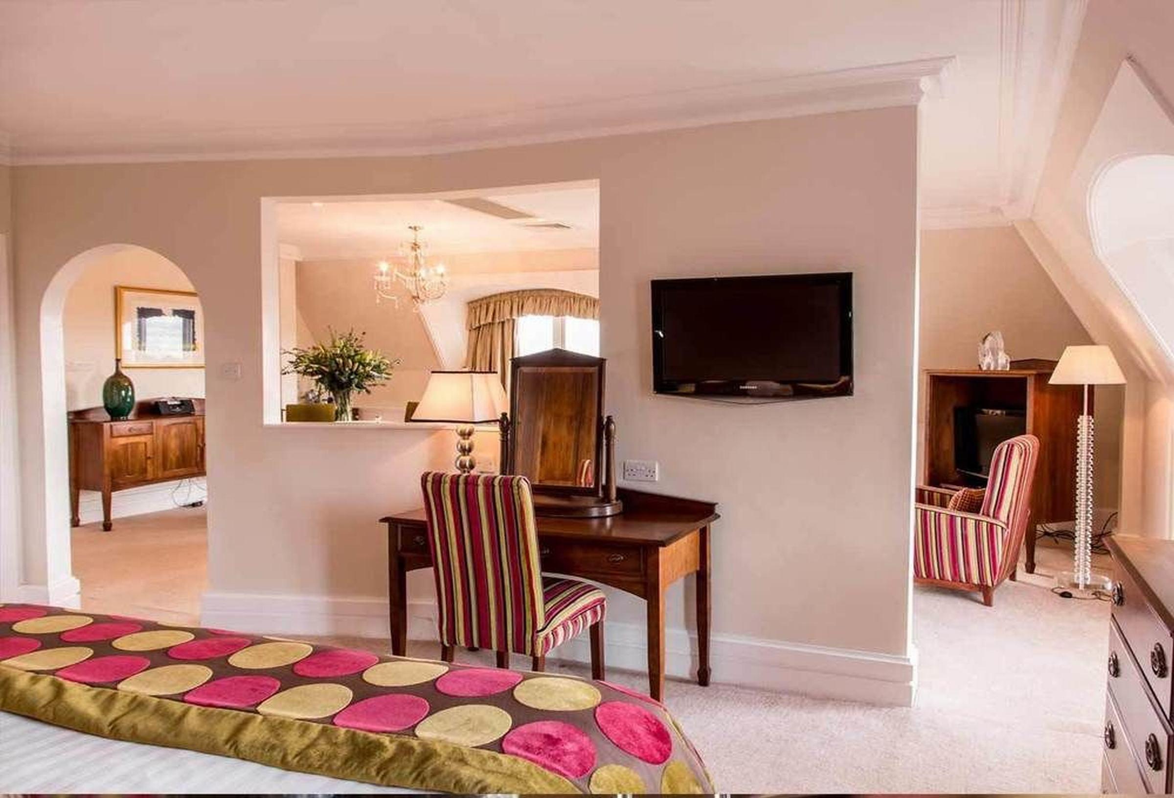 The Culloden Estate And Spa Holywood  Exterior foto A suite at the hotel